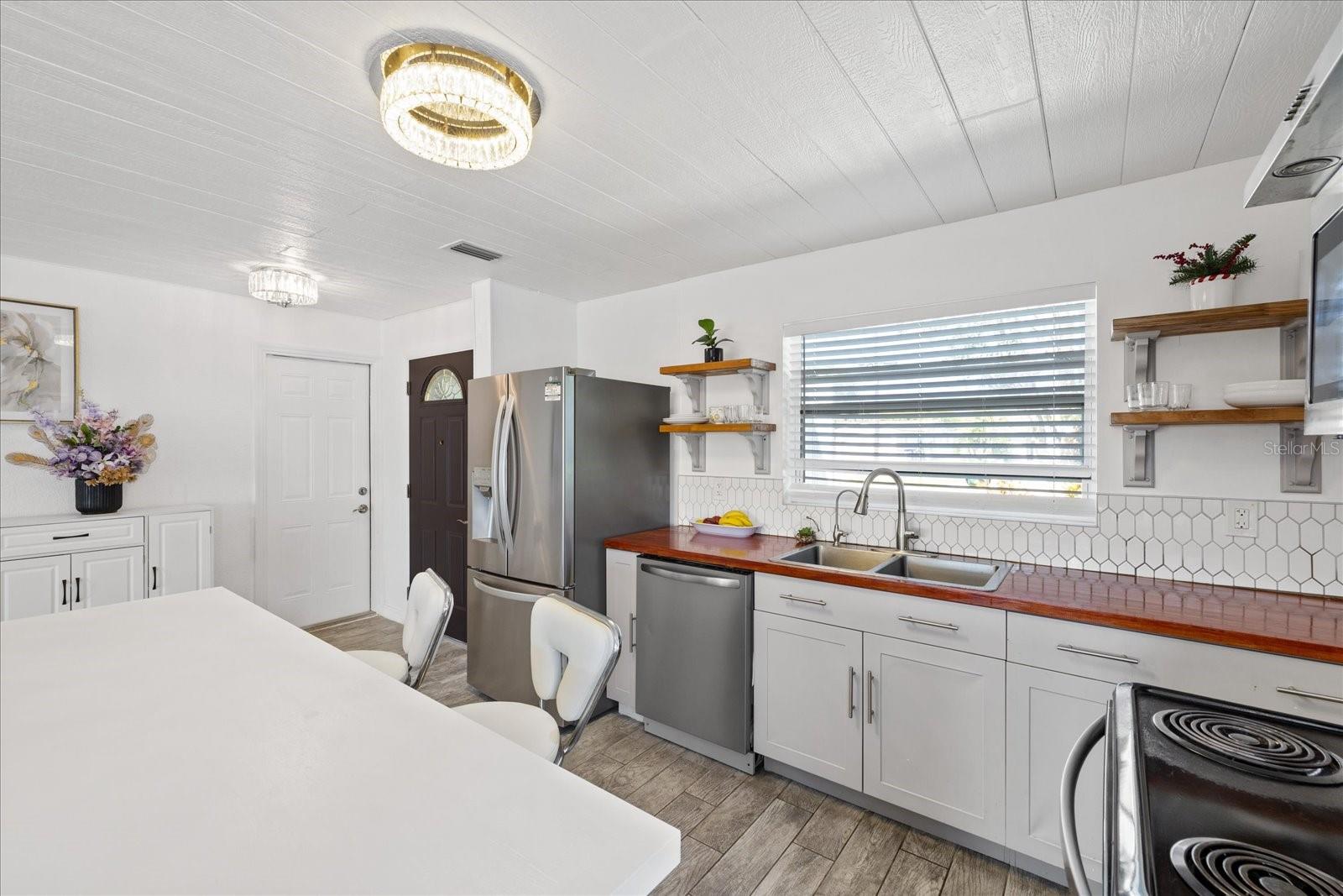 Listing photo id 16 for 5106 Blue Heron Drive
