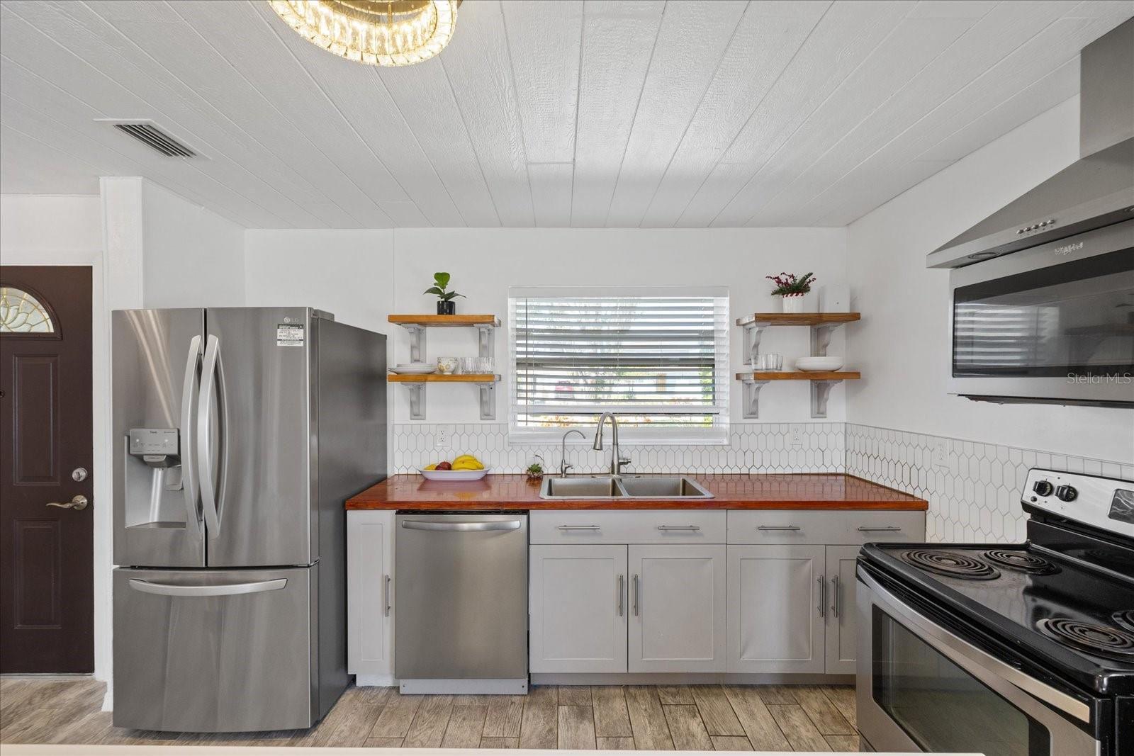 Listing photo id 18 for 5106 Blue Heron Drive