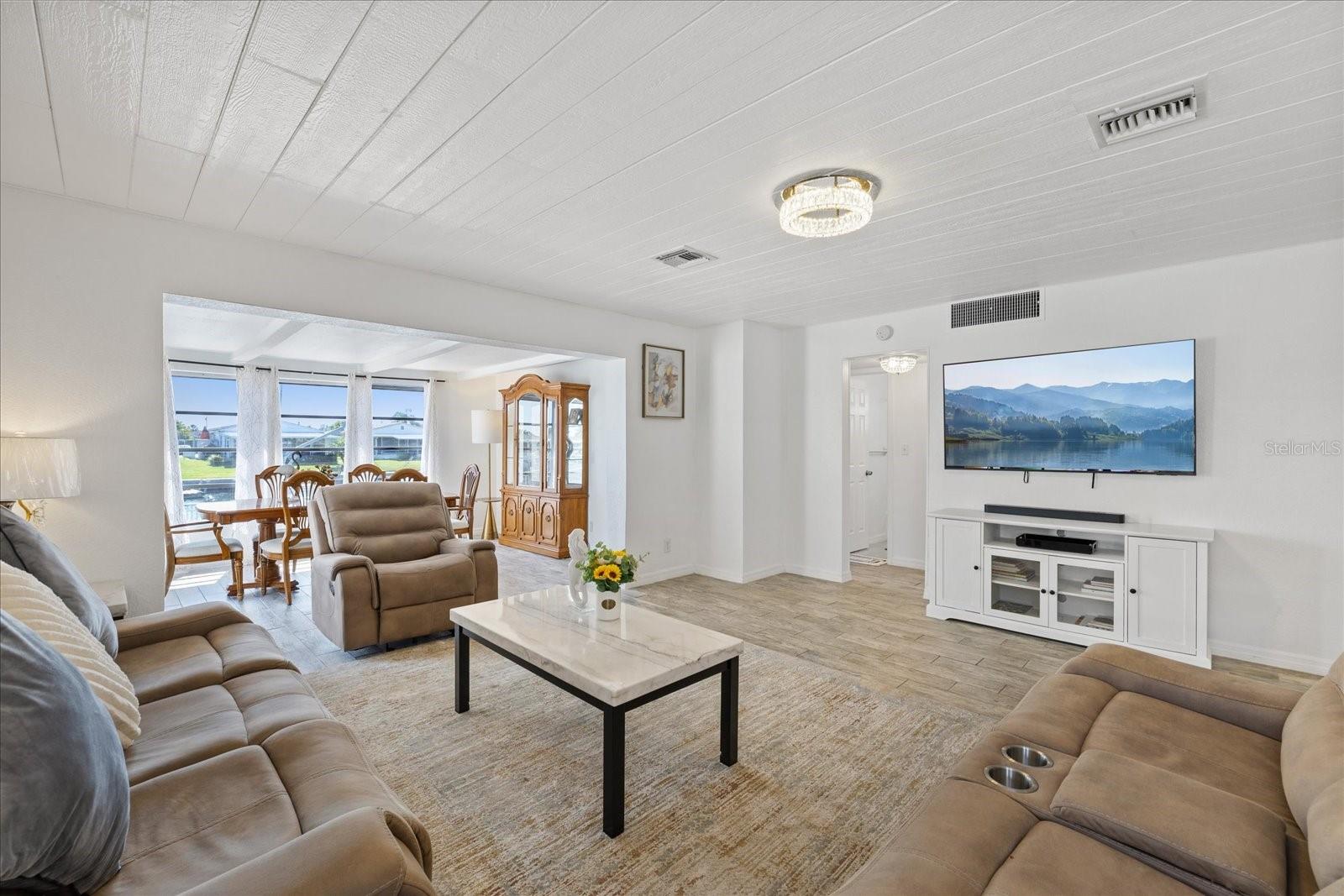 Listing photo id 19 for 5106 Blue Heron Drive