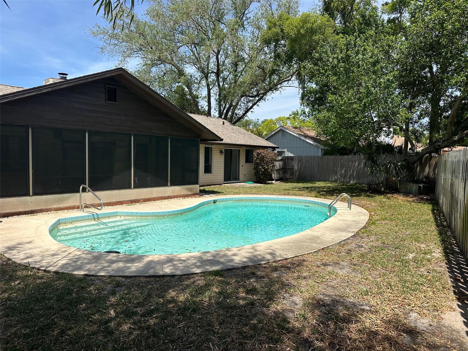 Image 4 of 27 For 1412 Wexford Drive N