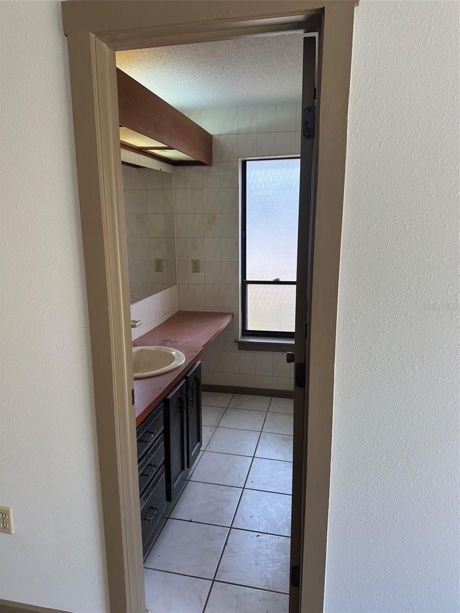 Image 8 of 27 For 1412 Wexford Drive N