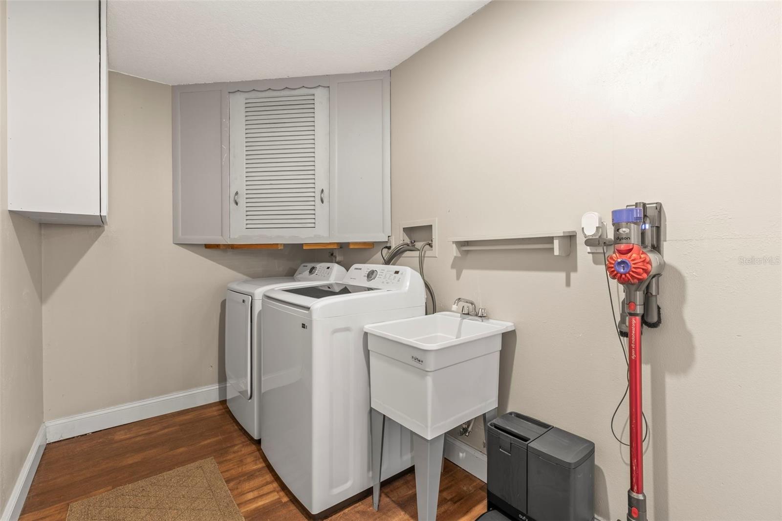 Image 21 of 54 For 2400 Commack Court