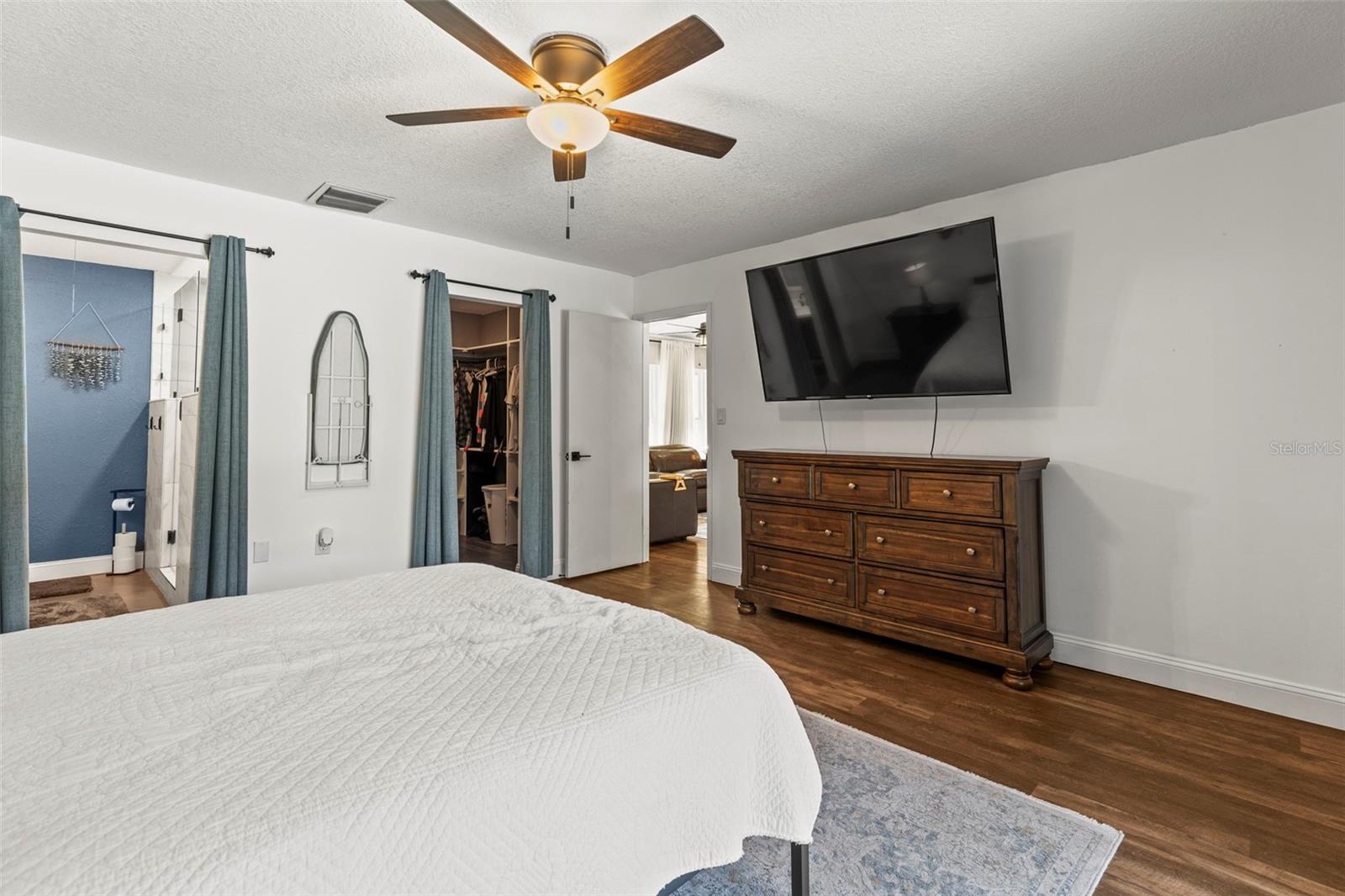 Image 24 of 54 For 2400 Commack Court