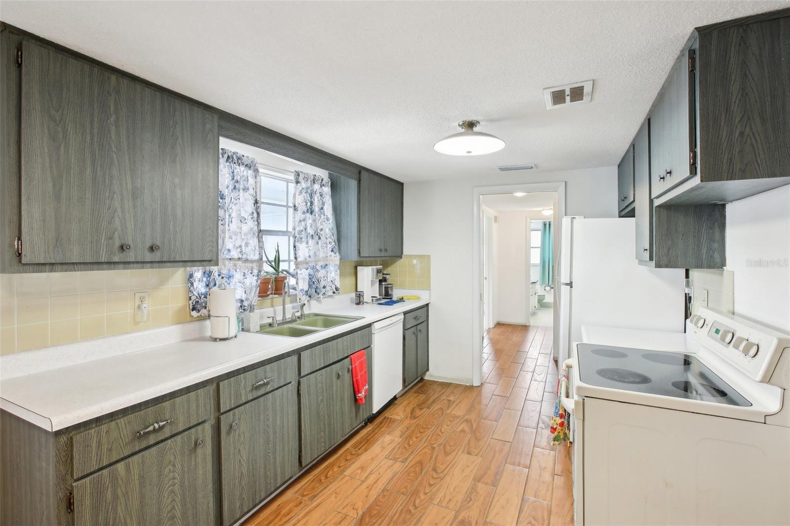 Listing photo id 10 for 10309 Honeysuckle Lane