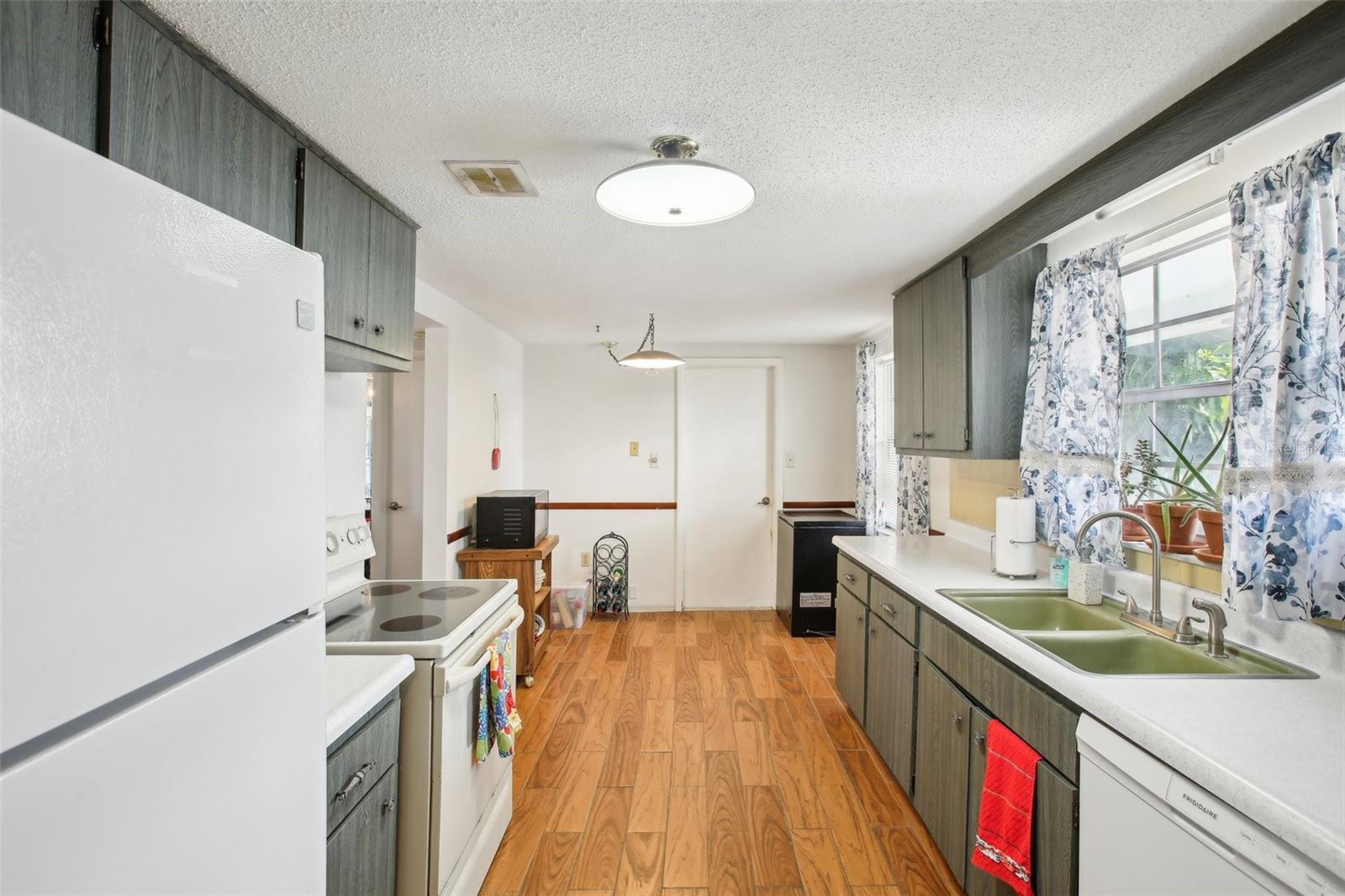 Listing photo id 12 for 10309 Honeysuckle Lane