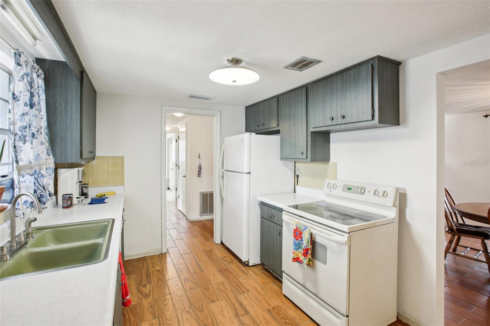 Listing photo id 13 for 10309 Honeysuckle Lane