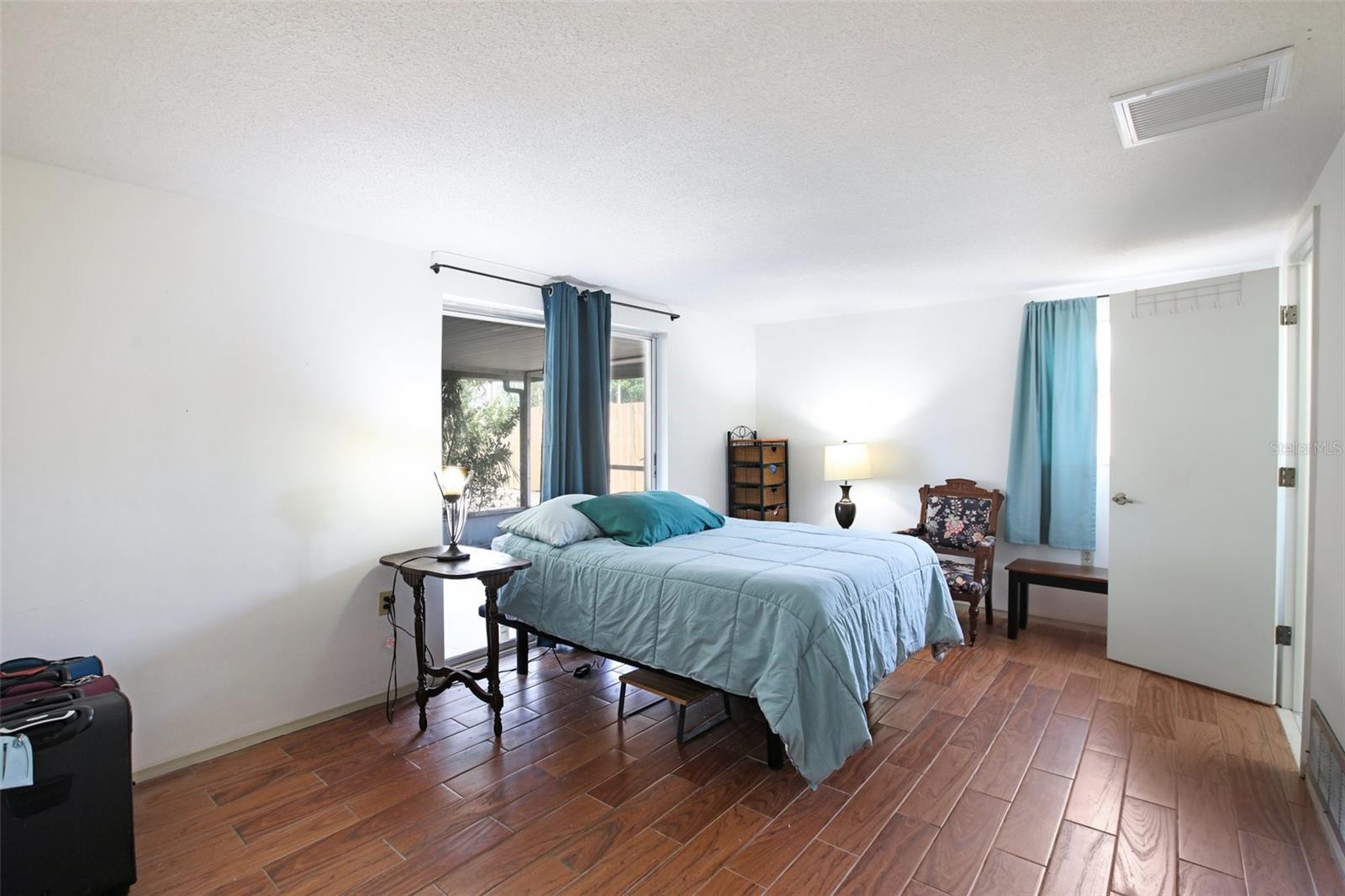 Listing photo id 15 for 10309 Honeysuckle Lane