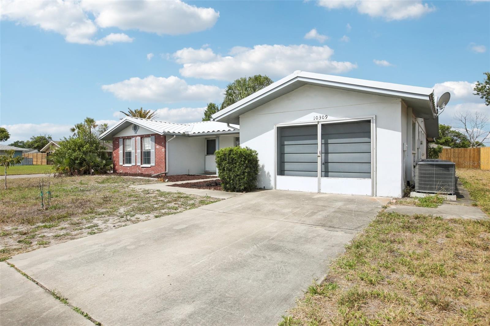 Listing photo id 1 for 10309 Honeysuckle Lane
