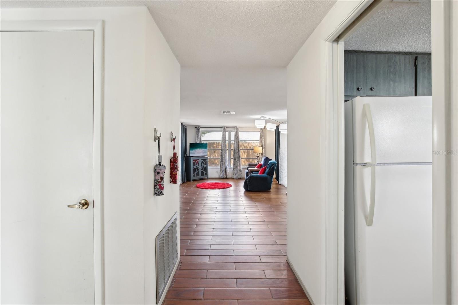 Listing photo id 2 for 10309 Honeysuckle Lane