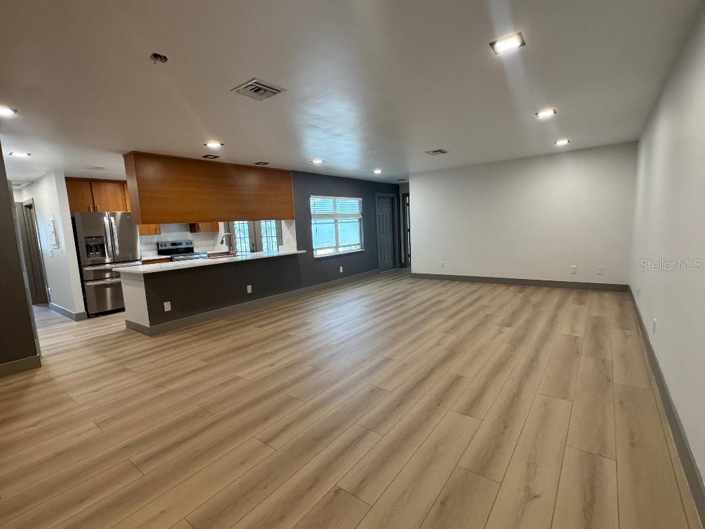 Image 3 of 29 For 2963 Poplar Avenue