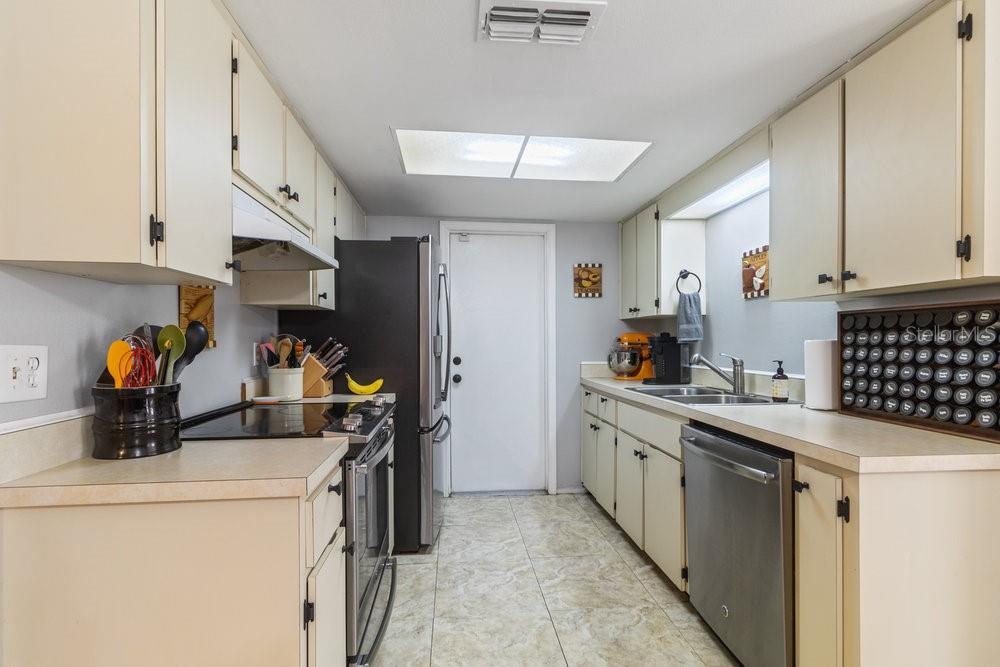 Listing photo id 5 for 9100 Whitman Lane