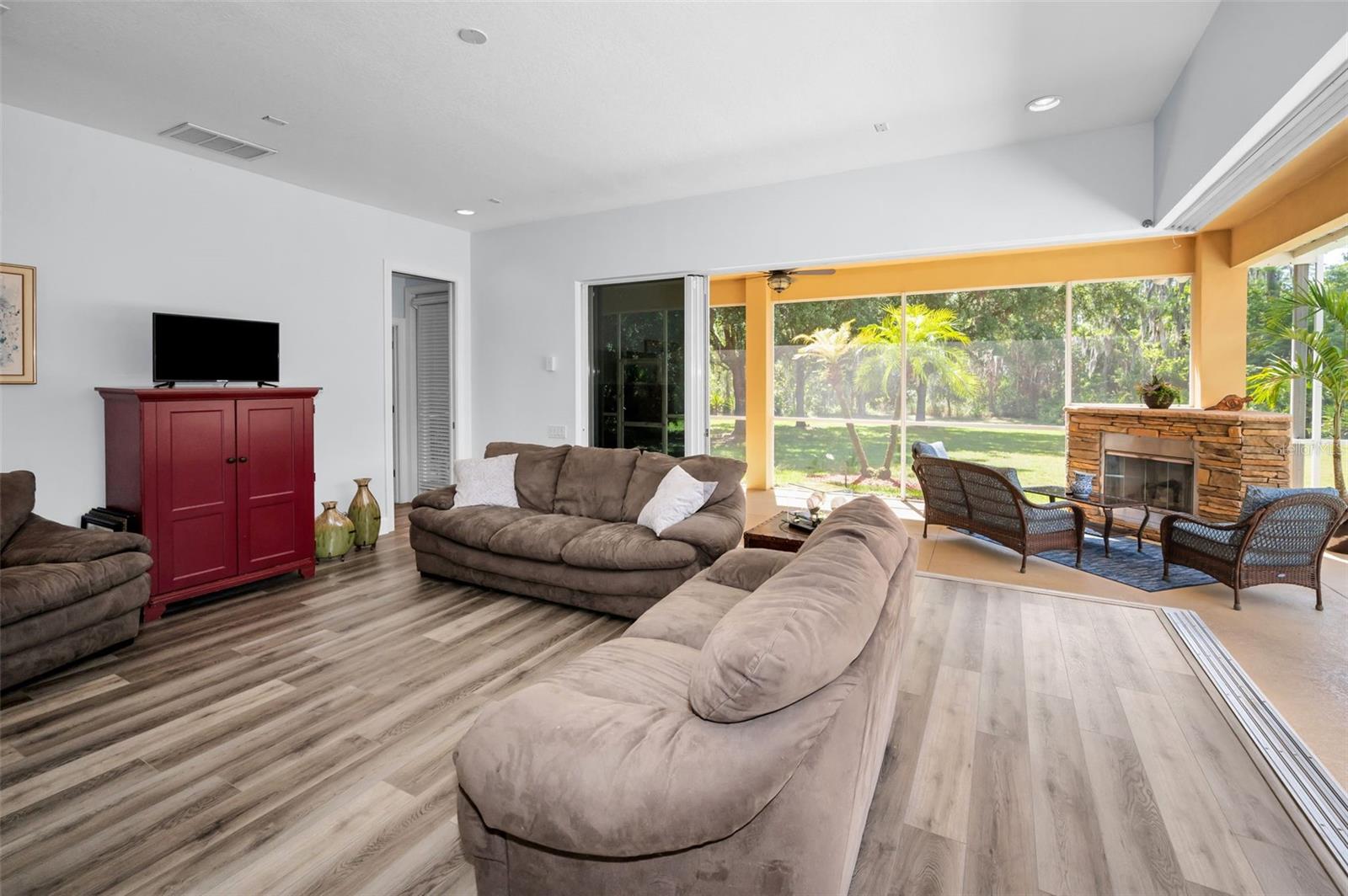 Listing photo id 36 for 1033 Tuscany Drive