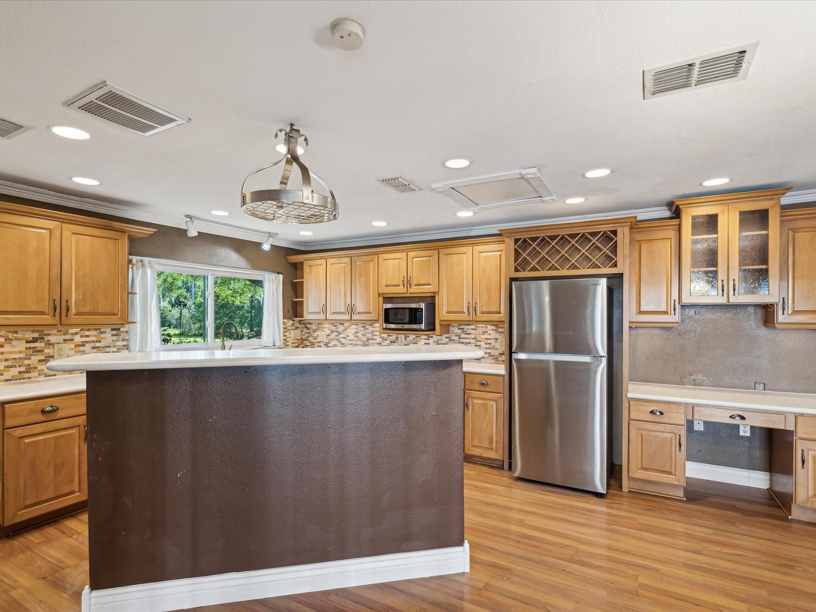 Image 4 of 53 For 196 Lark Avenue