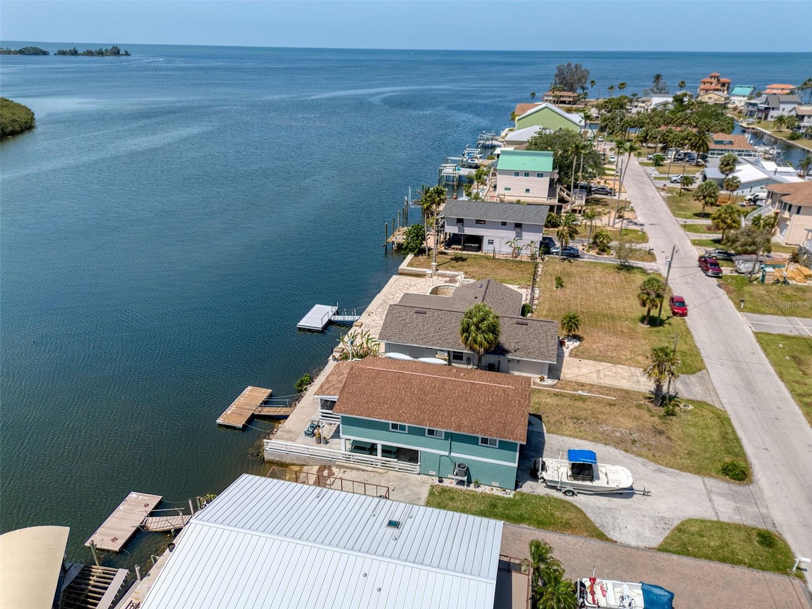 Listing photo id 39 for 6622 Seaview Boulevard
