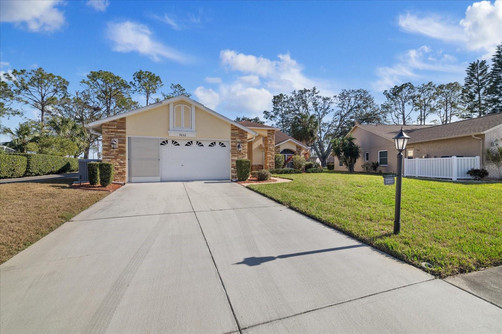 Listing photo id 10 for 9652 Oakwood Hills Court