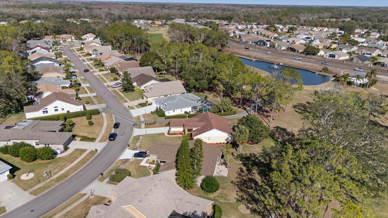 Listing photo id 5 for 9652 Oakwood Hills Court