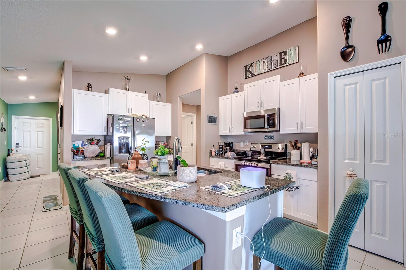 Image 4 of 39 For 680 Argyll Drive