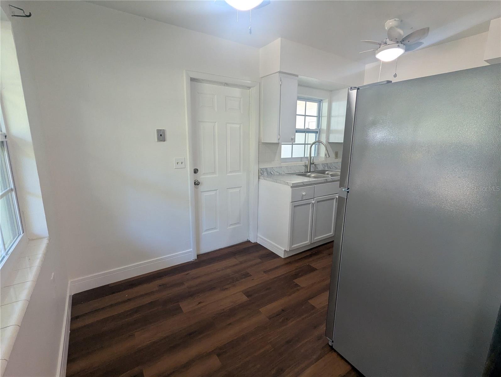 Image 6 of 18 For 404 East Avenue