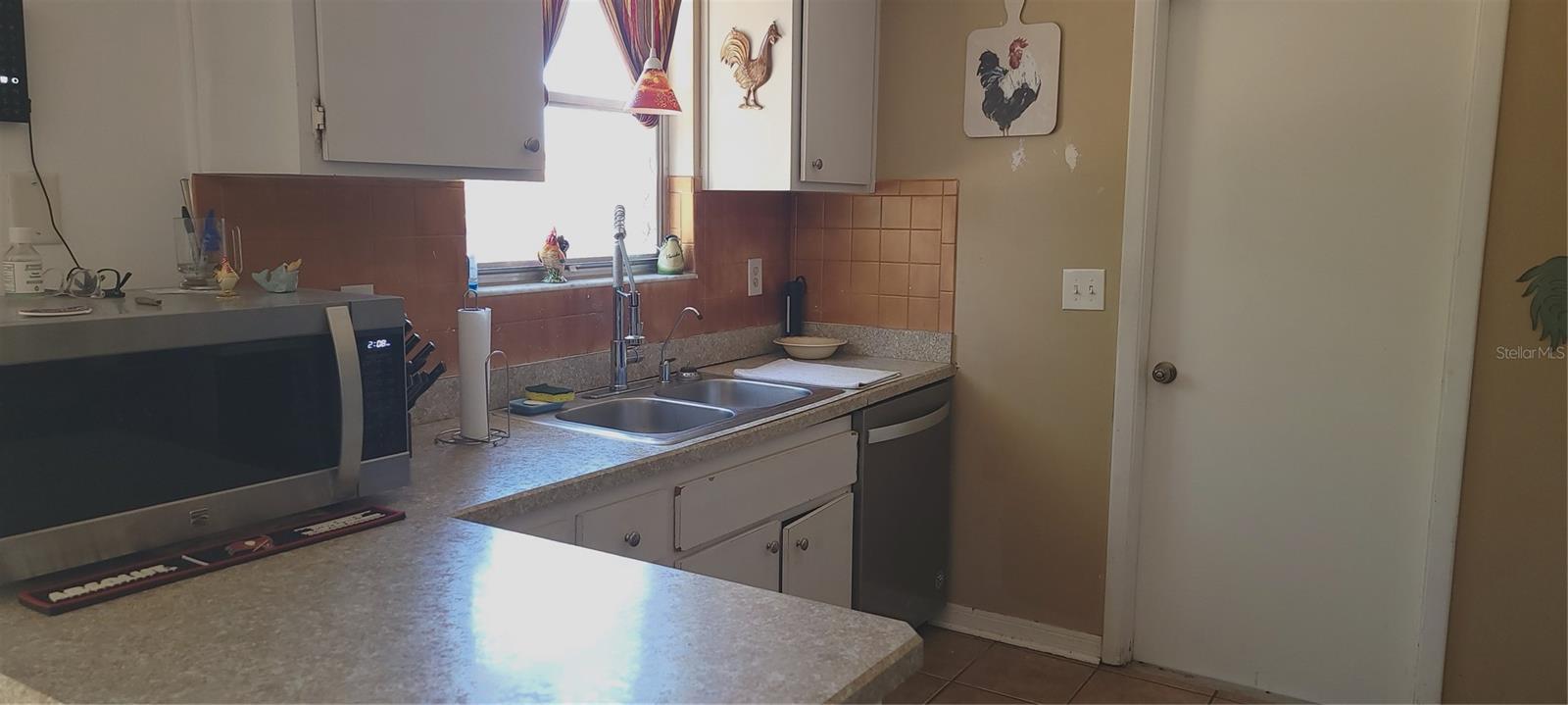 Listing photo id 2 for 10347 Caspian Street