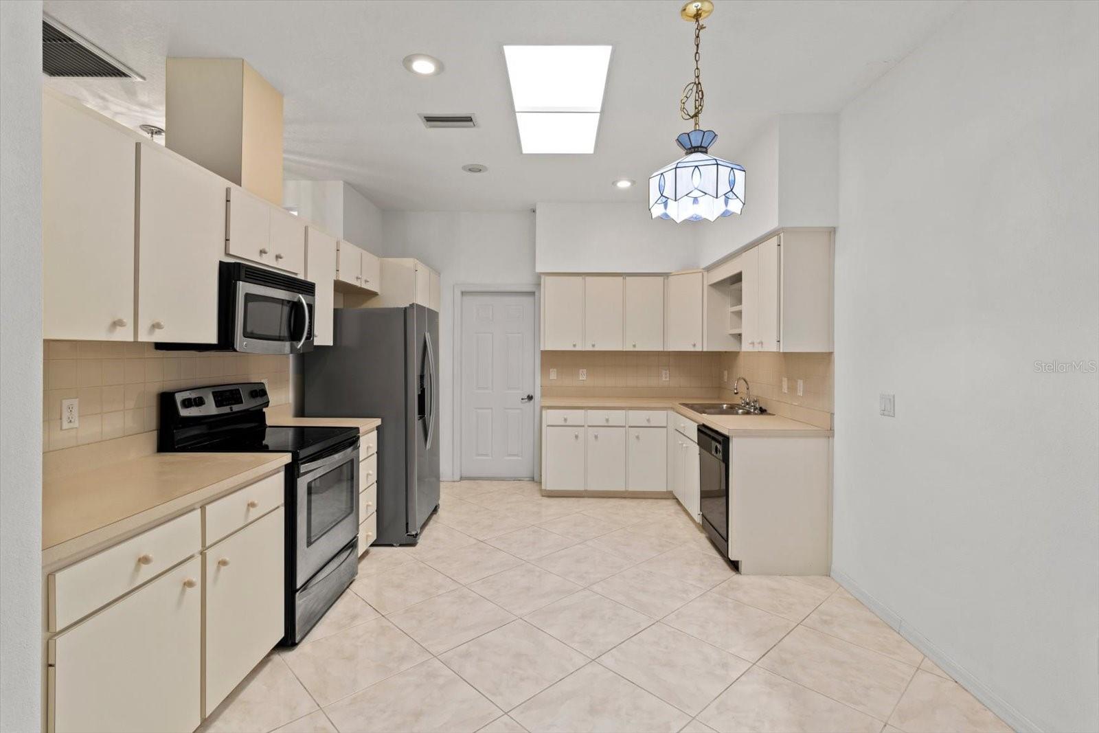 Listing photo id 8 for 6693 Kingsbury Lane