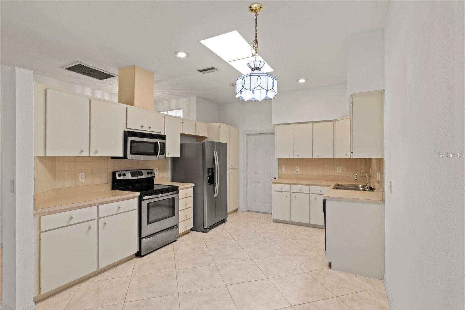 Listing photo id 9 for 6693 Kingsbury Lane