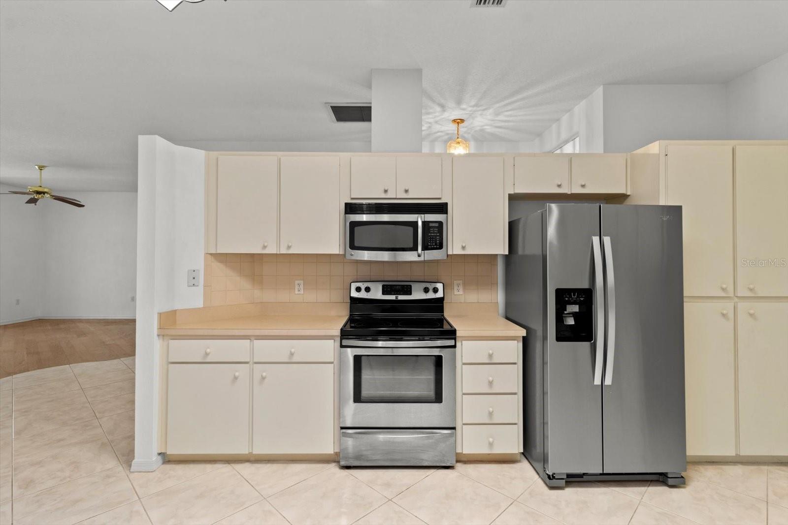 Listing photo id 10 for 6693 Kingsbury Lane