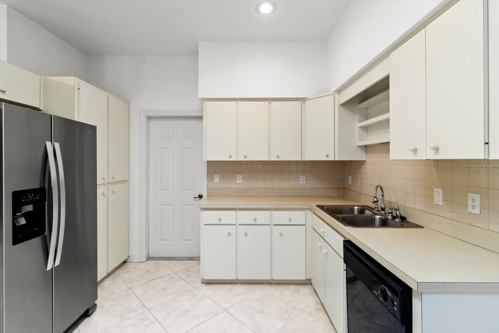 Listing photo id 12 for 6693 Kingsbury Lane