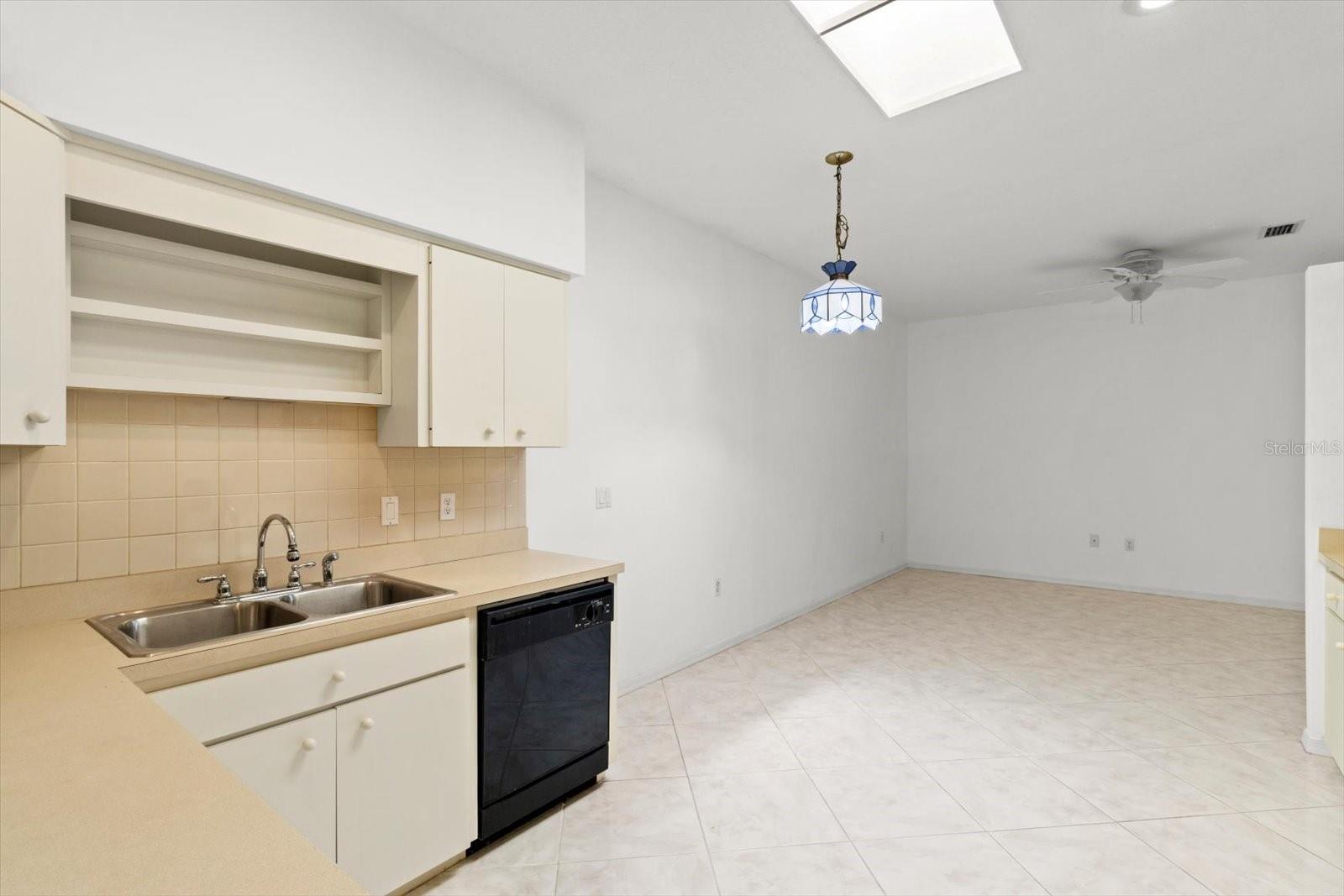 Listing photo id 14 for 6693 Kingsbury Lane