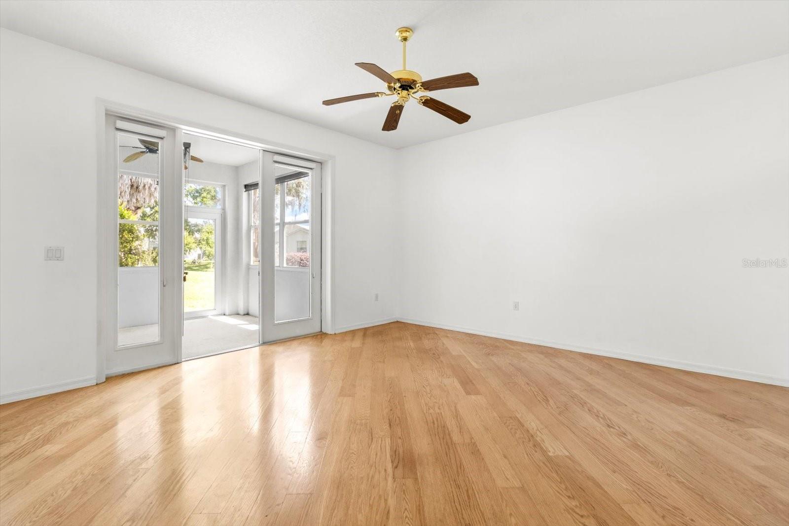 Listing photo id 15 for 6693 Kingsbury Lane