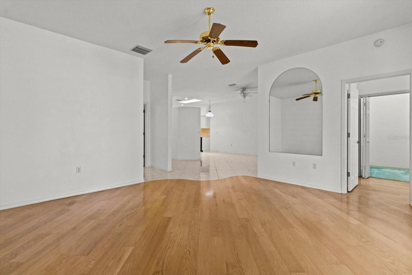 Listing photo id 17 for 6693 Kingsbury Lane