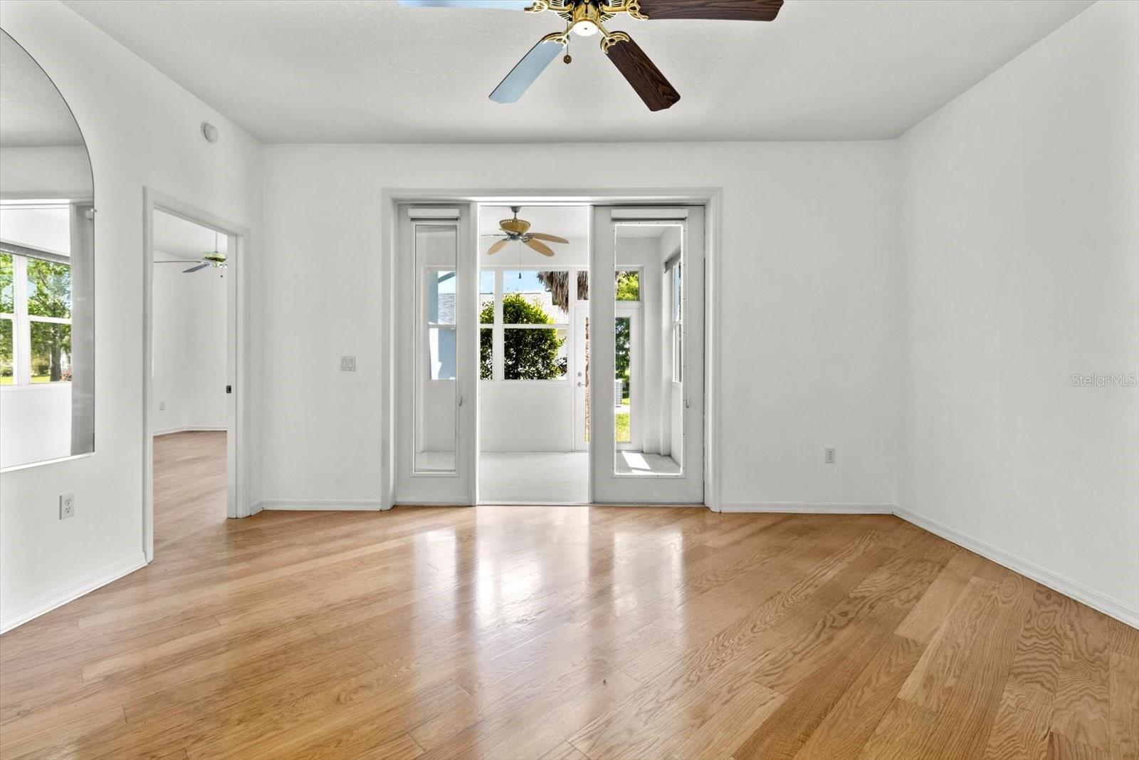 Listing photo id 18 for 6693 Kingsbury Lane