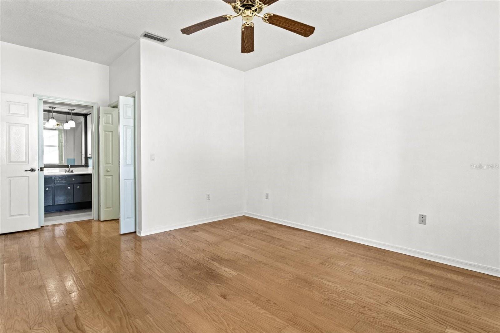 Listing photo id 25 for 6693 Kingsbury Lane