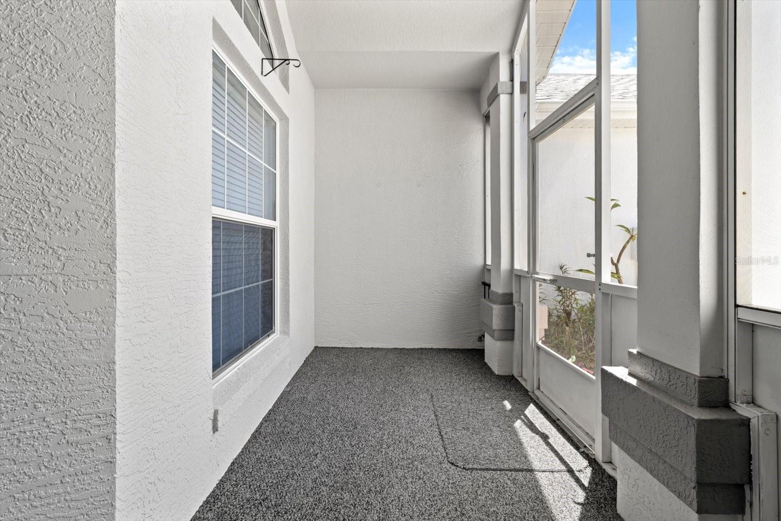 Listing photo id 2 for 6693 Kingsbury Lane