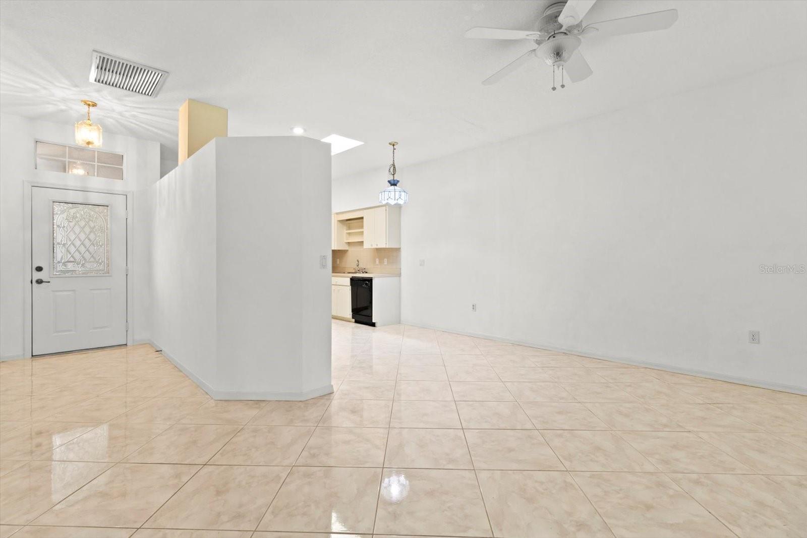 Listing photo id 5 for 6693 Kingsbury Lane