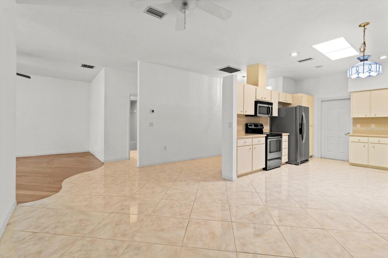 Listing photo id 6 for 6693 Kingsbury Lane
