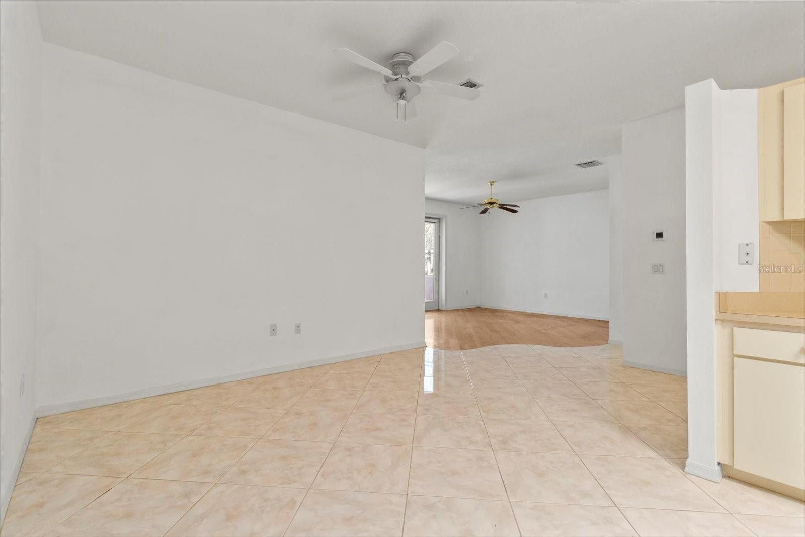 Listing photo id 7 for 6693 Kingsbury Lane