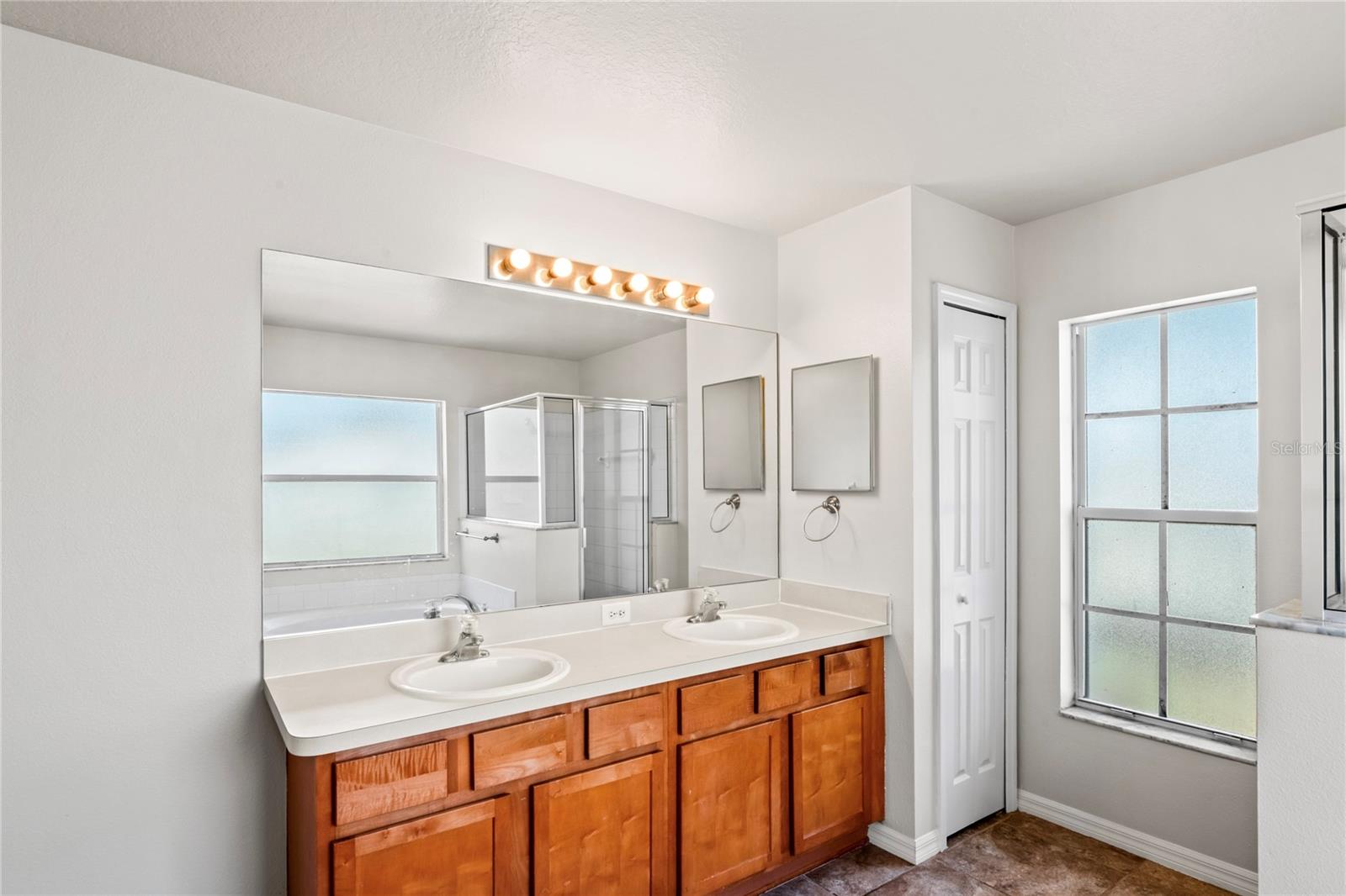 Listing photo id 13 for 13098 Hanley Drive