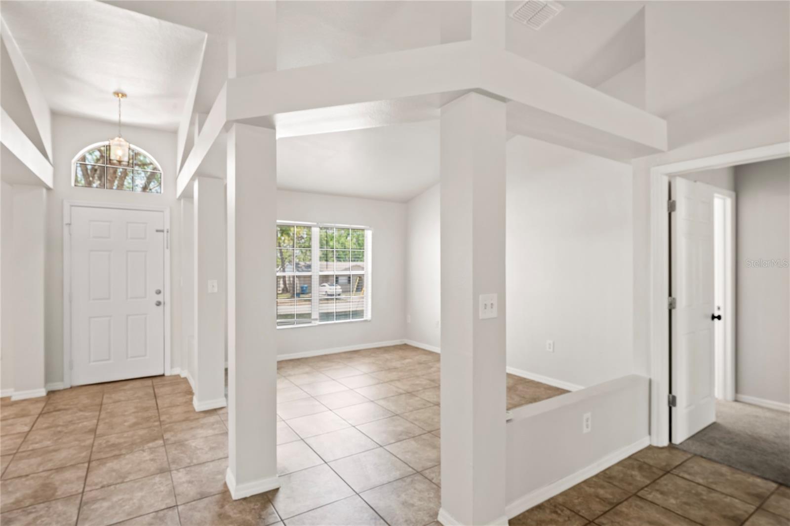 Listing photo id 2 for 13098 Hanley Drive
