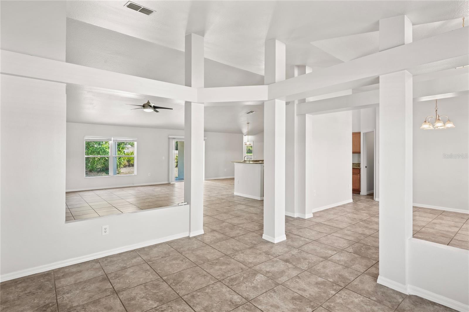 Listing photo id 3 for 13098 Hanley Drive