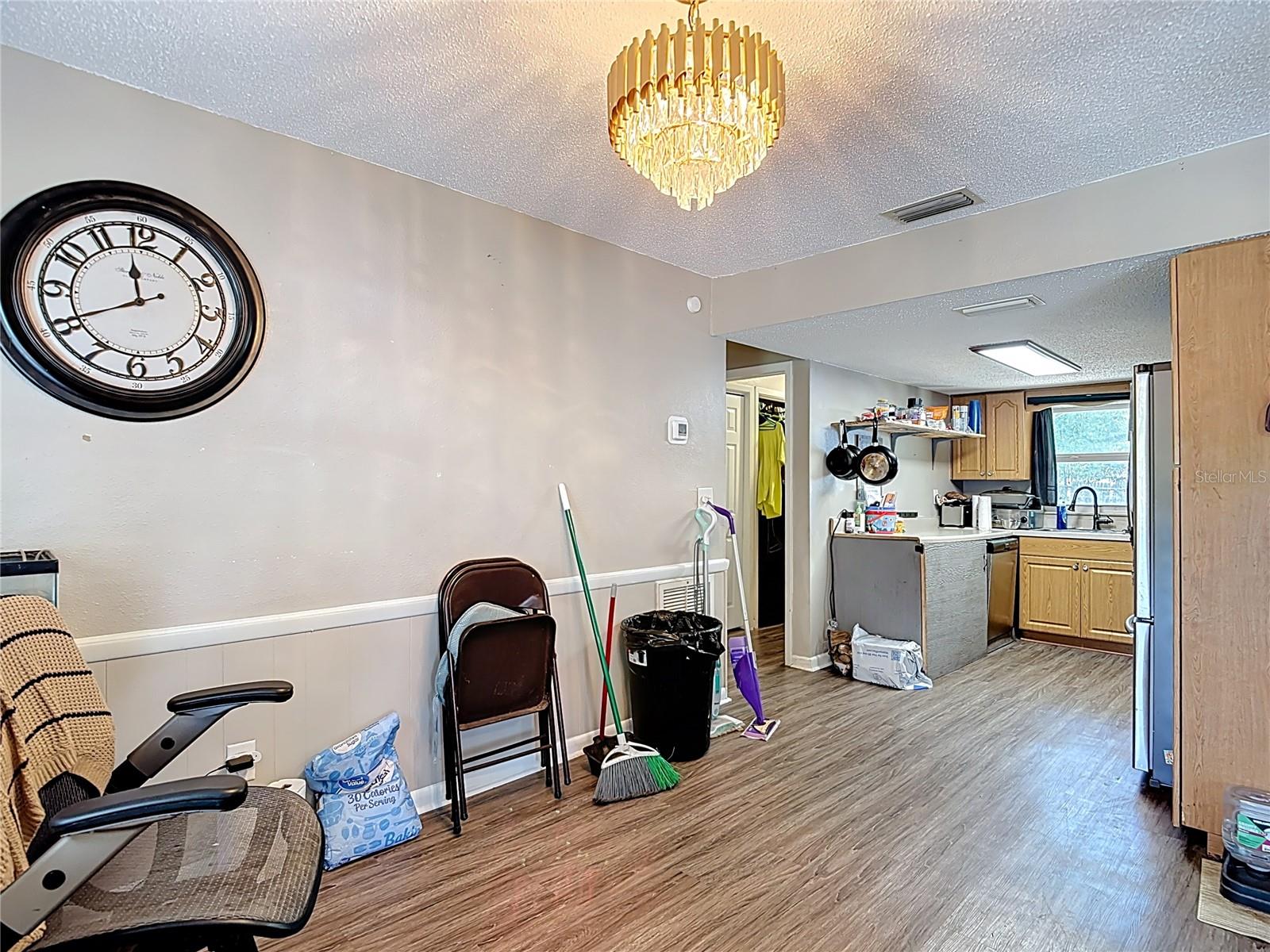 Listing photo id 13 for 6203 Sumter Drive