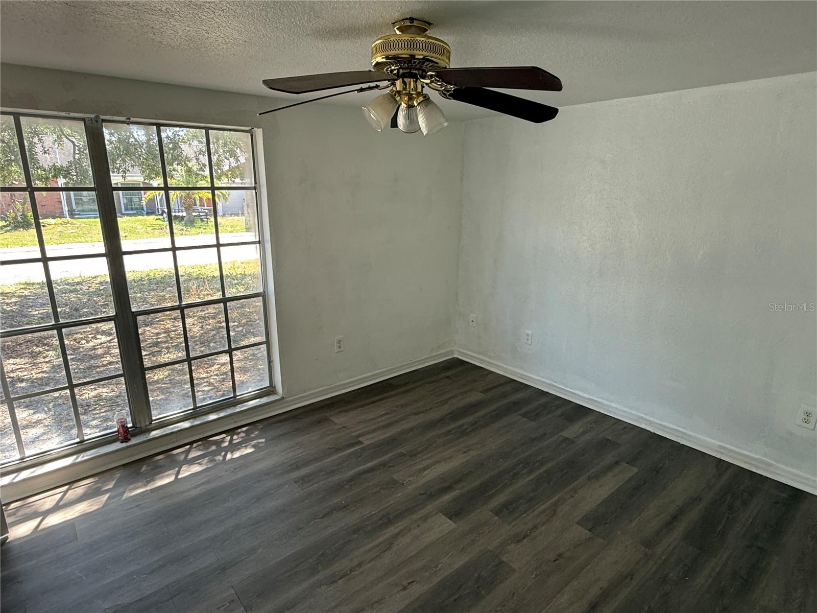 Listing photo id 2 for 3617 Rockaway Drive