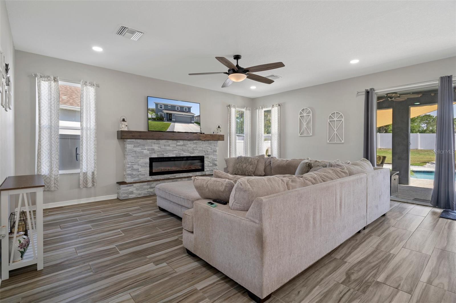 Image 13 of 81 For 733 Old Windsor Way