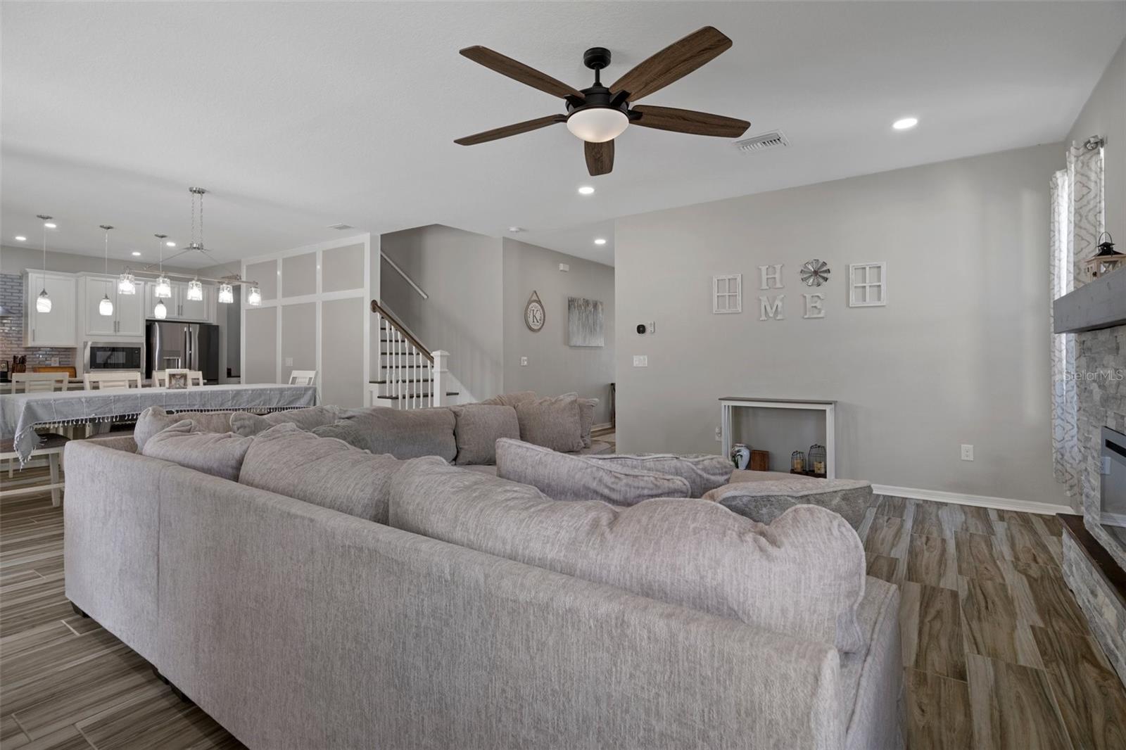 Image 15 of 81 For 733 Old Windsor Way