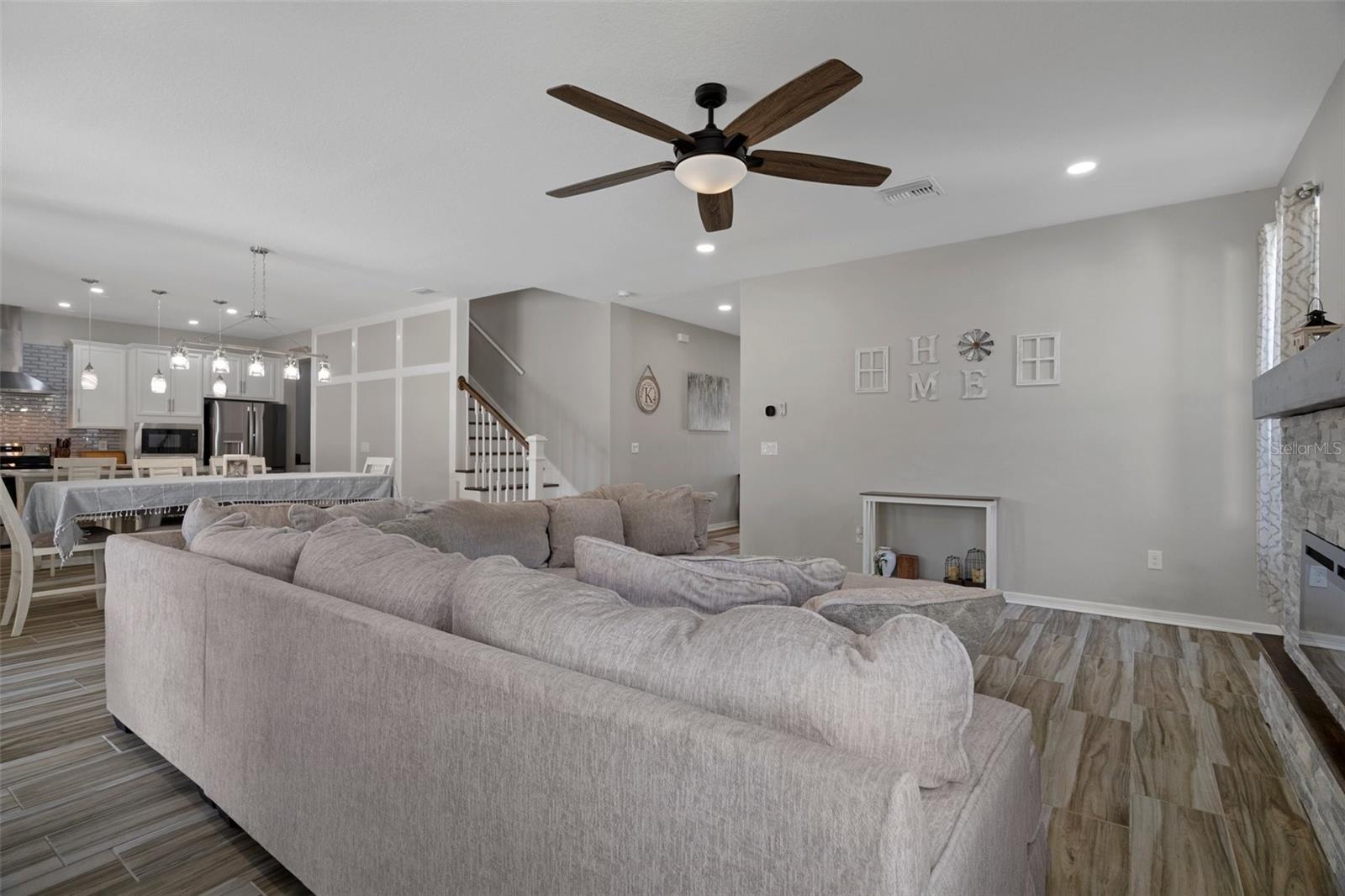 Image 16 of 81 For 733 Old Windsor Way