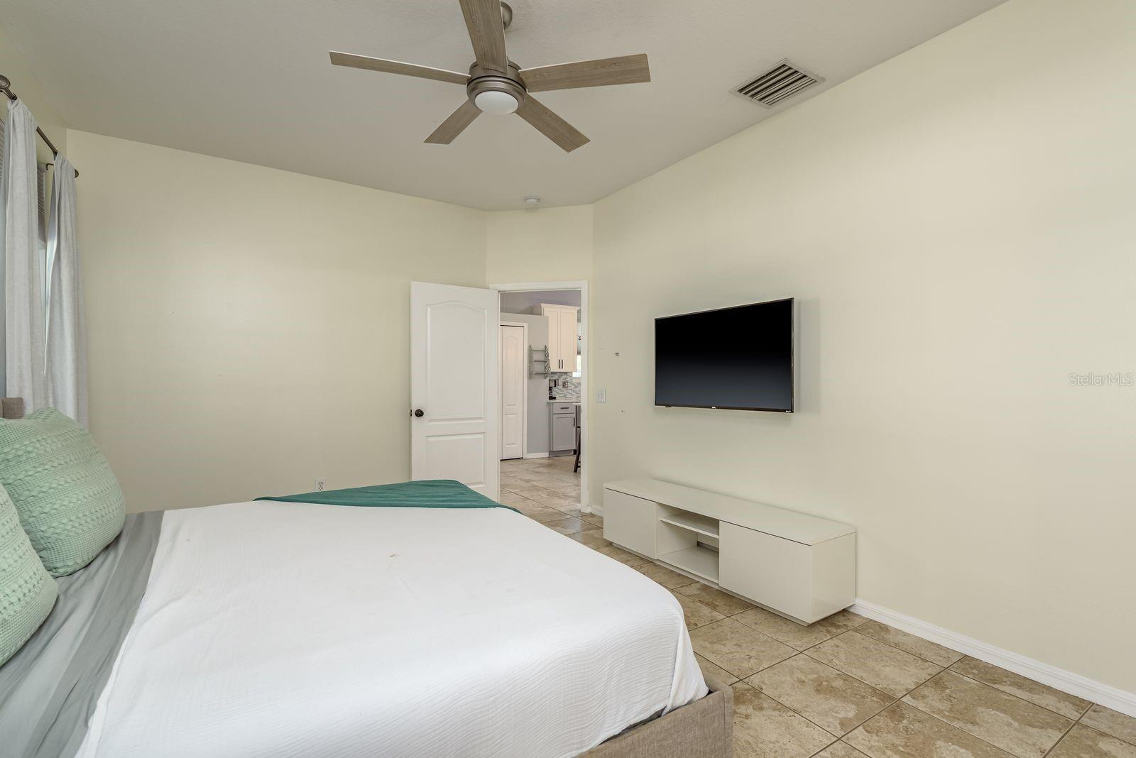 Listing photo id 17 for 1810 Winsloe Drive