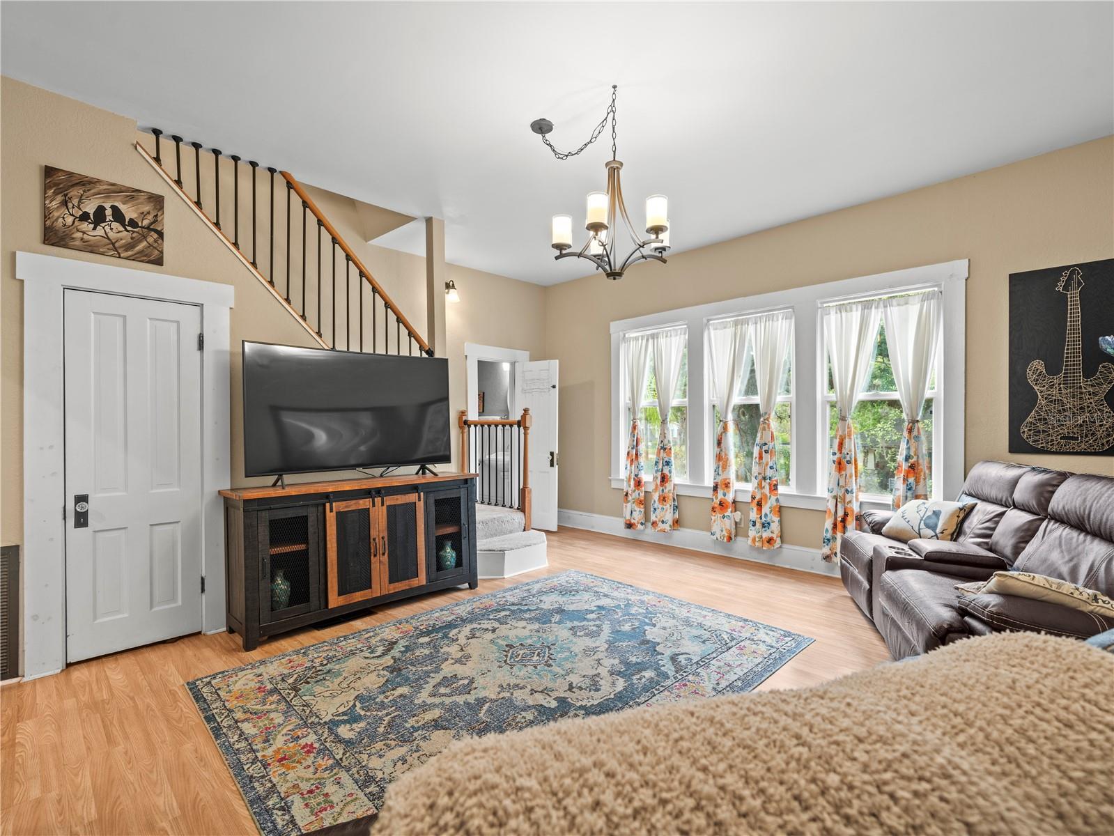Image 42 of 83 For 606 Howell Avenue