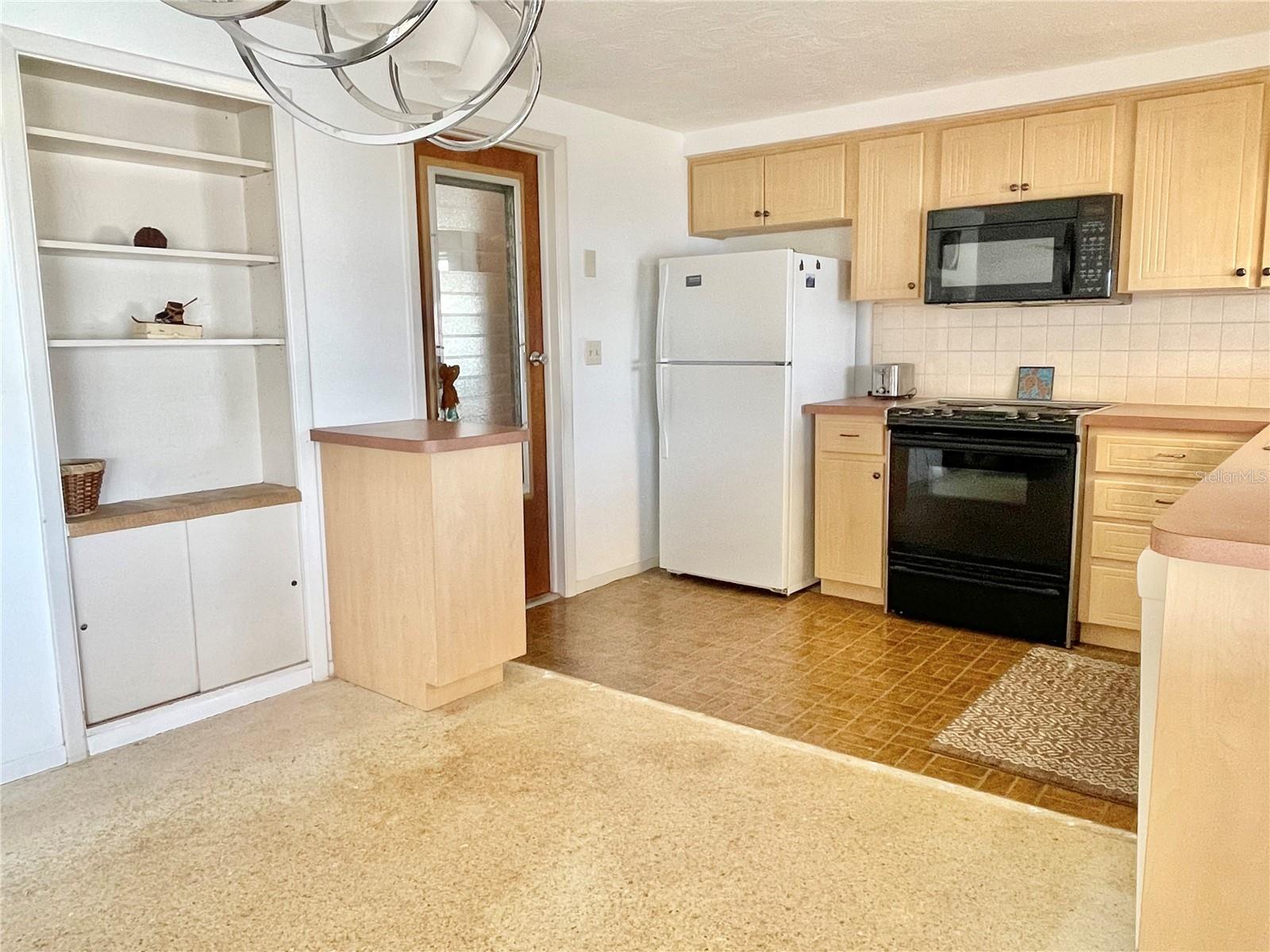 Listing photo id 9 for 4333 Baden Drive
