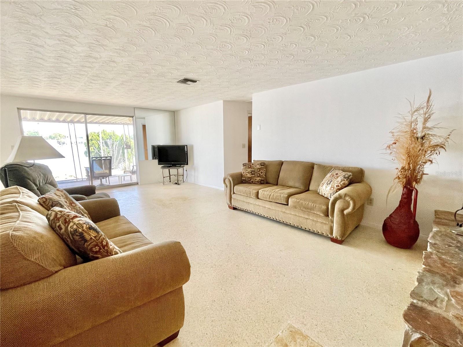 Listing photo id 5 for 4333 Baden Drive