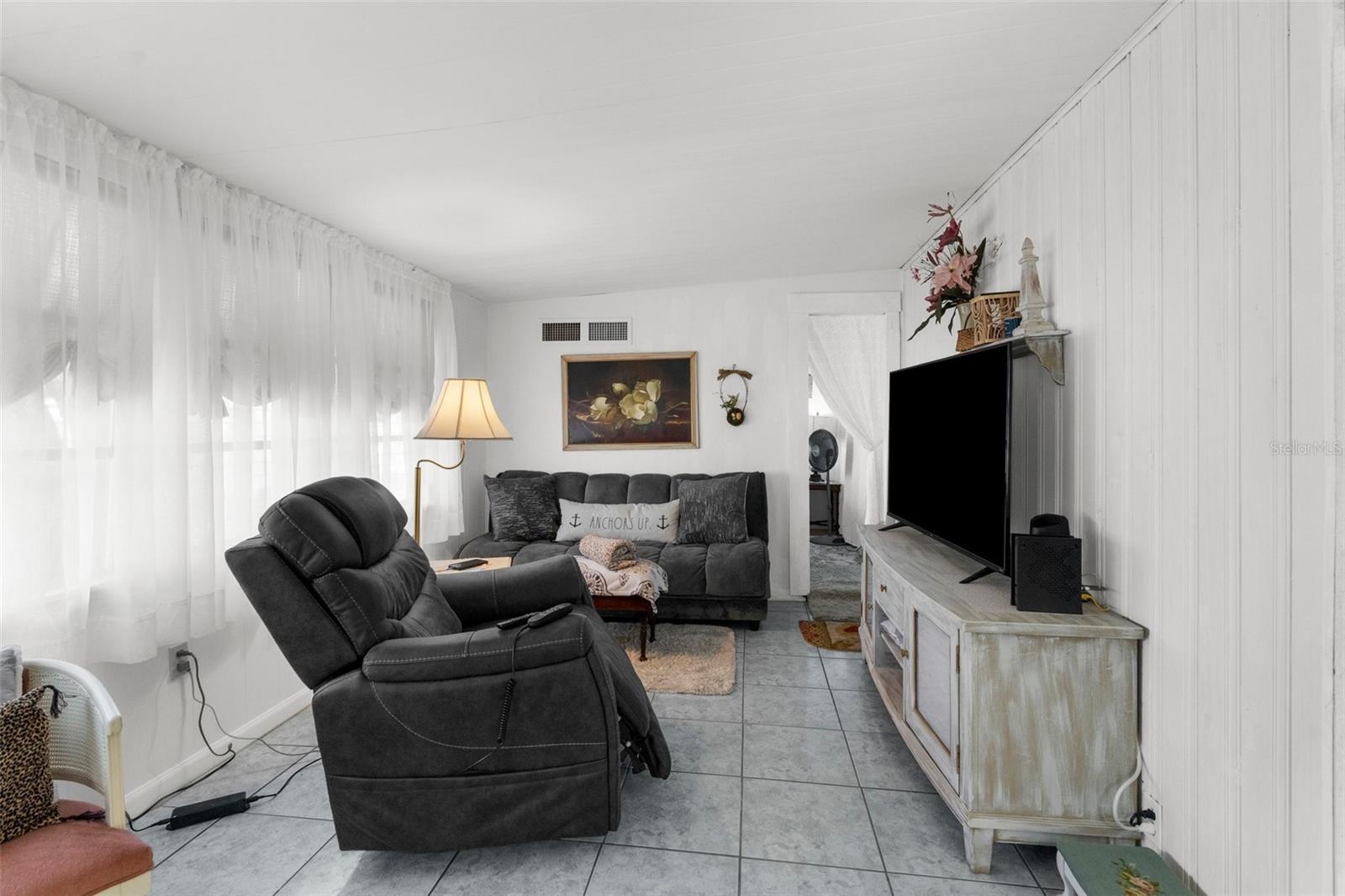 Listing photo id 17 for 7392 Highpoint Boulevard