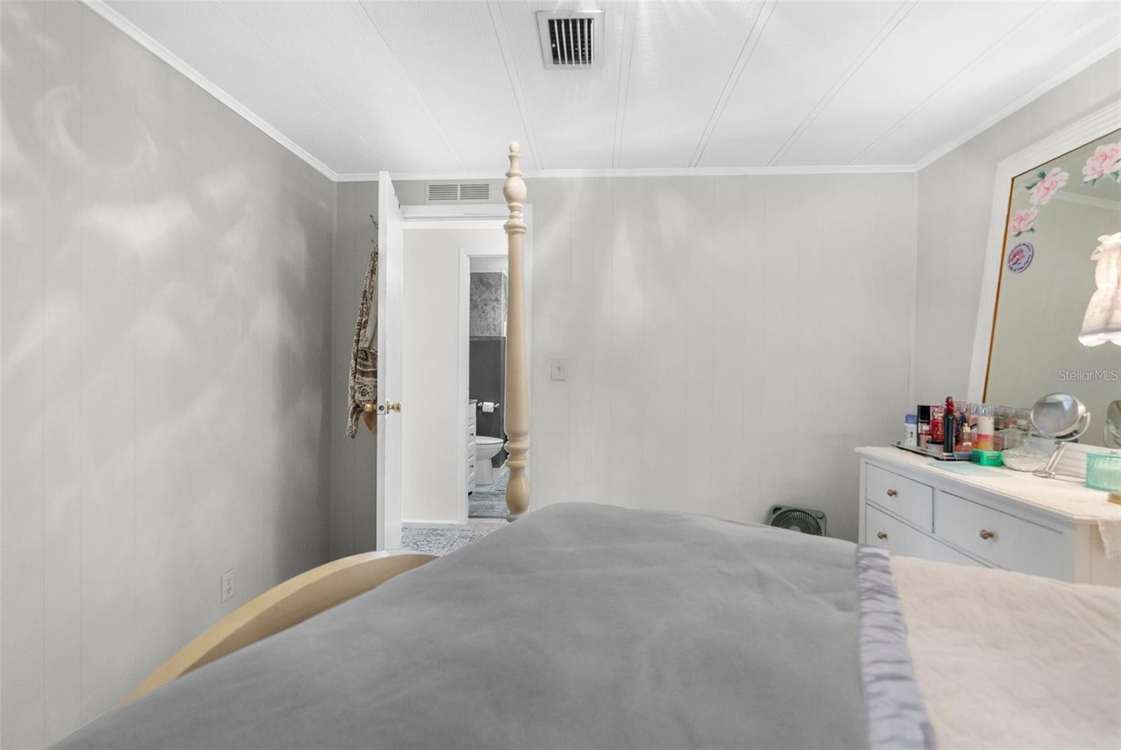 Listing photo id 31 for 7392 Highpoint Boulevard